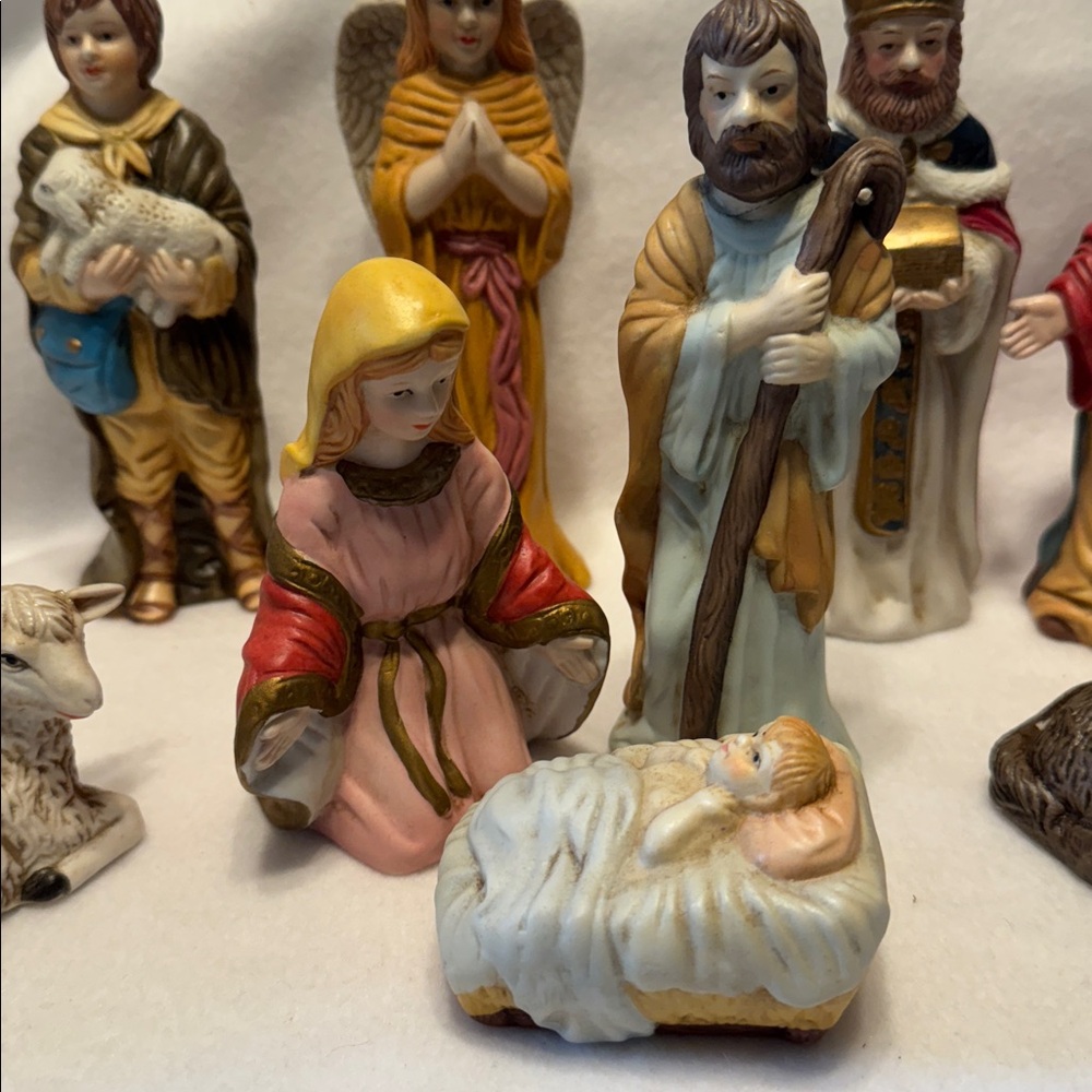 A Treasury Of Gifts - Vintage Nativity Scene Figurines - Picture 2 of 5